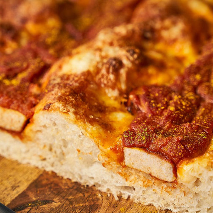 German Detroit-style Pizza: Currywurst